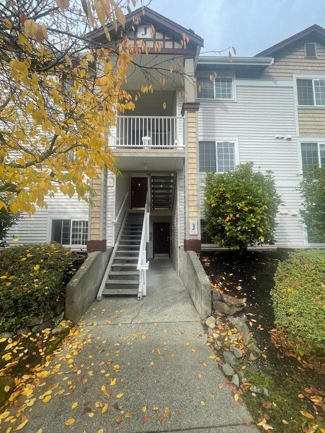 Primary Photo - Sammamish - 3 BR, 2 BTH ground floor condo...