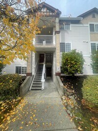 Building Photo - Sammamish - 3 BR, 2 BTH ground floor condo...