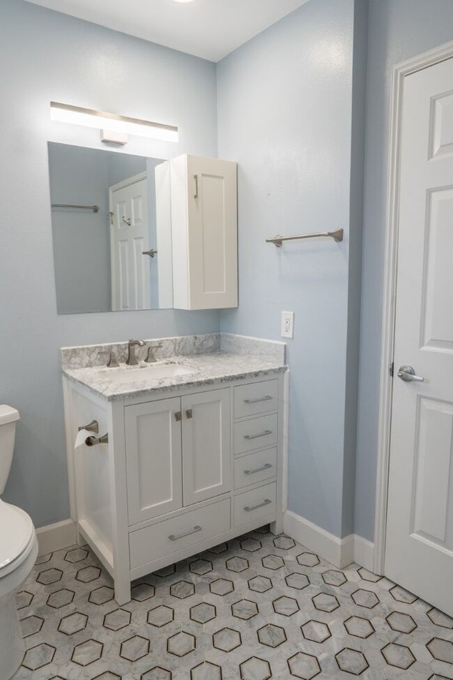 Building Photo - 2Bd/1Ba Seattle Condo