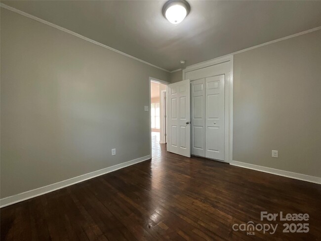 Building Photo - 2326 Chipola Dr