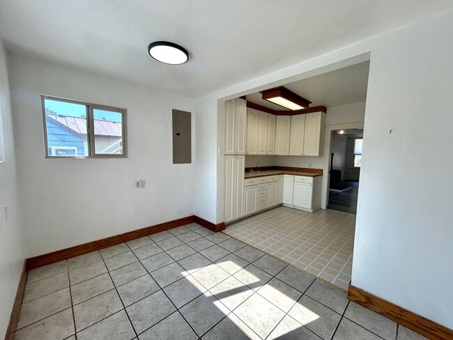 Building Photo - 304 S Anderson St