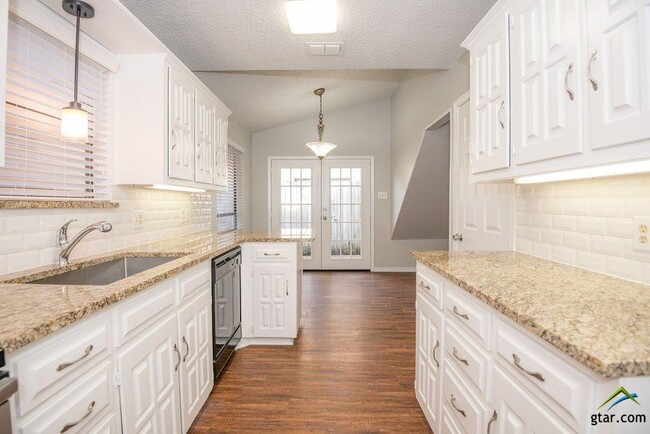 Building Photo - 5917 Hollytree Dr