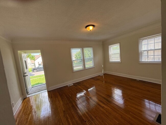Building Photo - Spacious 3 Bedroom 1 Bath Unit in Minneapolis