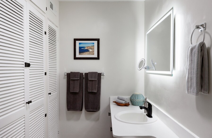 Building Photo - 4759 Baylor Dr
