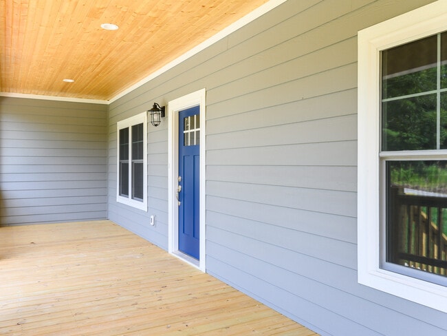 Building Photo - 27 W Chapel Rd