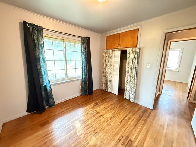 Building Photo - Stunning 3 bedroom, 1.5 Bath in Tulsa