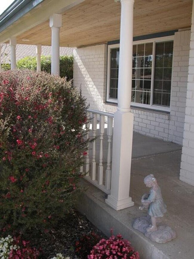 Building Photo - 485 Meadowbrook Dr