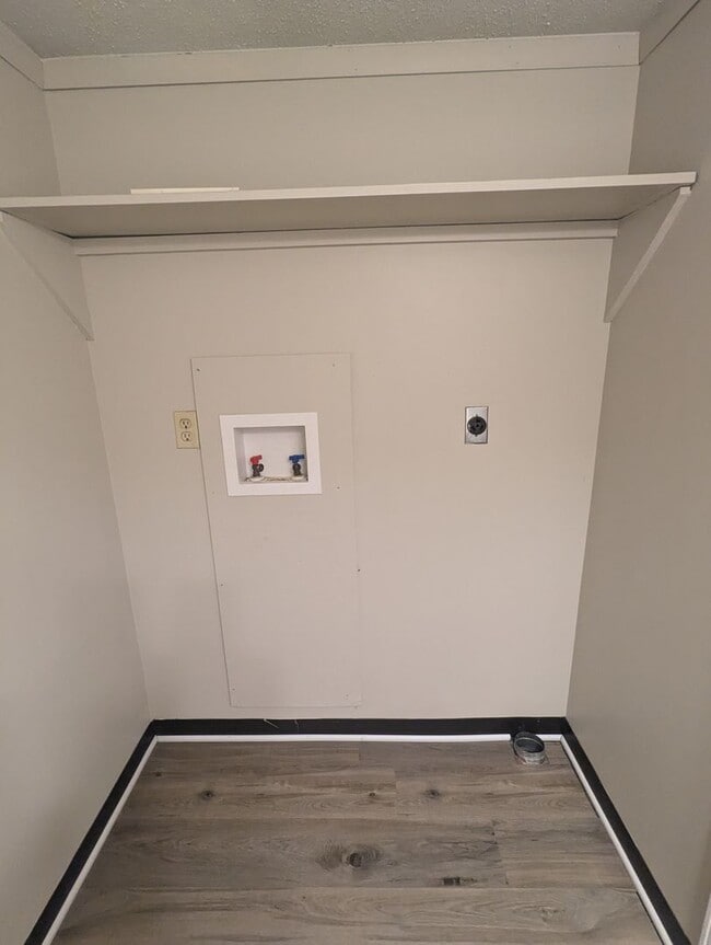 Building Photo - 2 Bedroom/1.5 Bathroom Townhouse in South ...