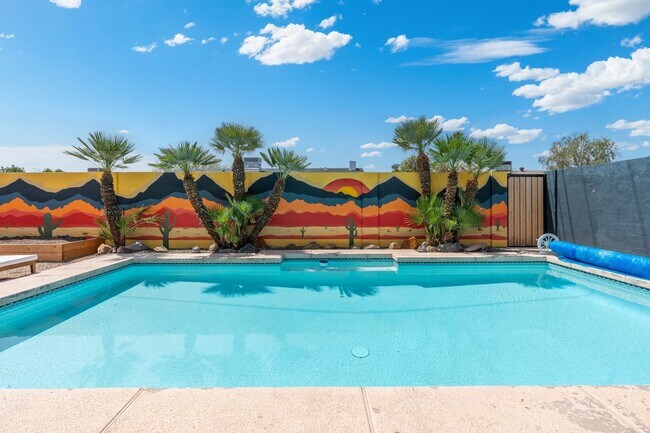 Building Photo - 9 E Del Rio Dr