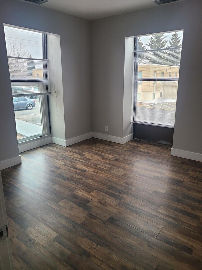 Building Photo - 17th St 6 Plex