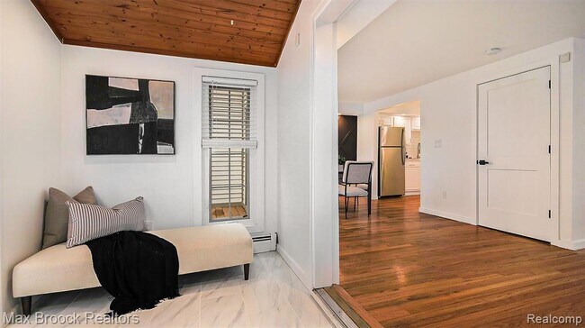 Building Photo - 343 S Elm St