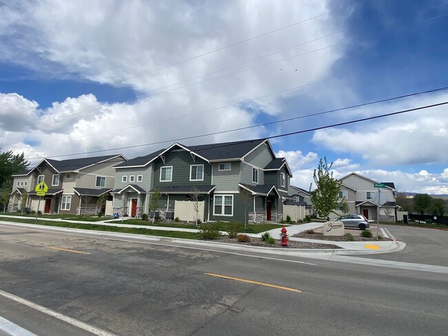 Building Photo - Beautiful Home in Garden City!