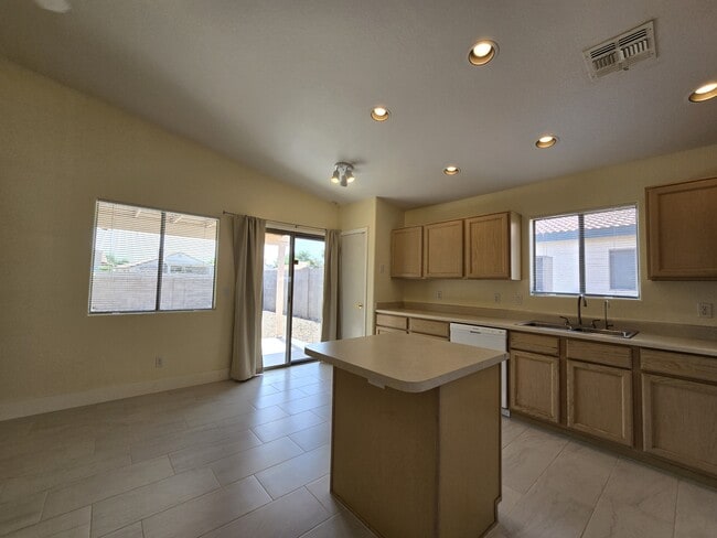 Building Photo - 7980 N Siskiyou Dr