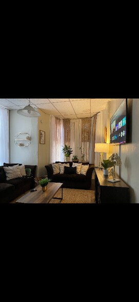 Building Photo - 1047 Penn St