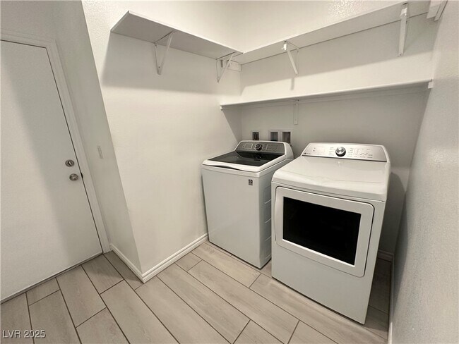 Building Photo - 9565 Camelback Crk Dr