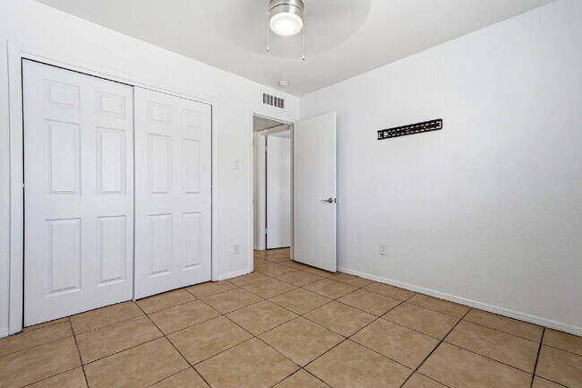 Building Photo - 3 bed 2 bath house with a studio