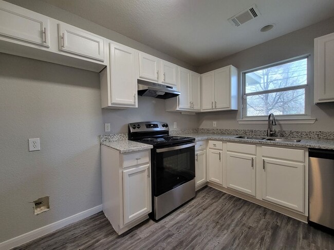 Building Photo - BEAUTIFUL 3 BEDROOM HOME IN CONROE WITH AL...