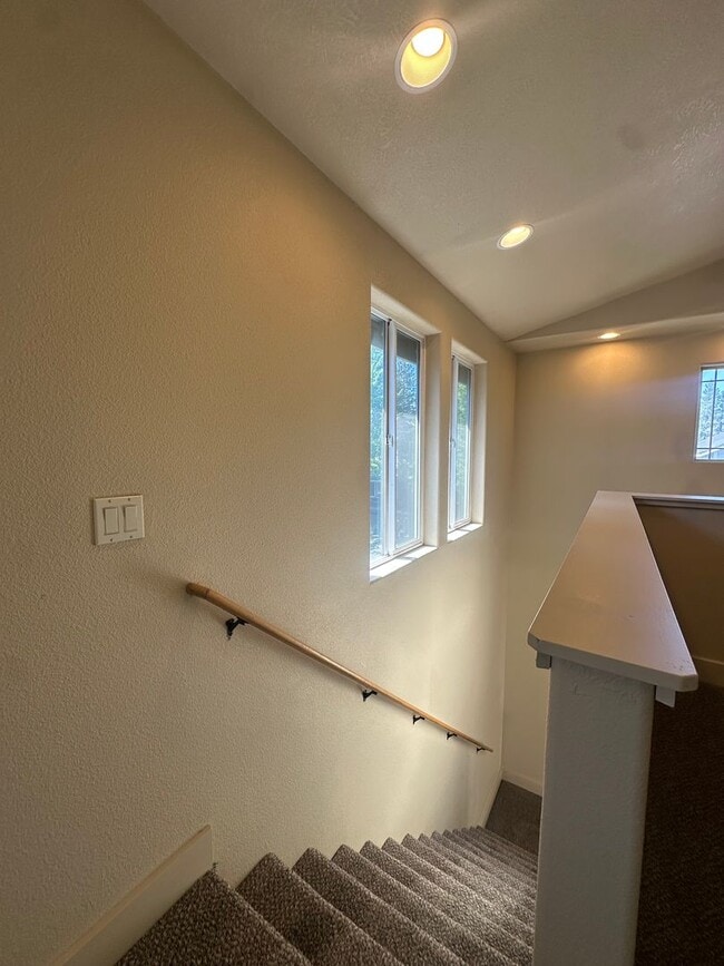 Building Photo - Charming 3 Bedroom home near Old Mill!