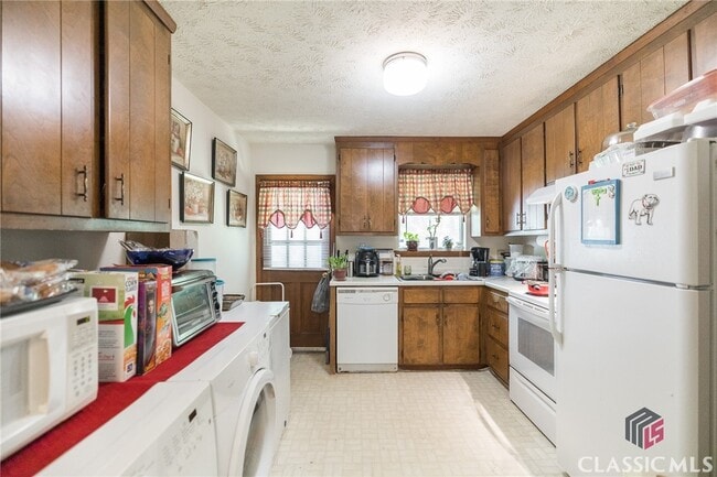 Building Photo - 1170 White Oak Dr