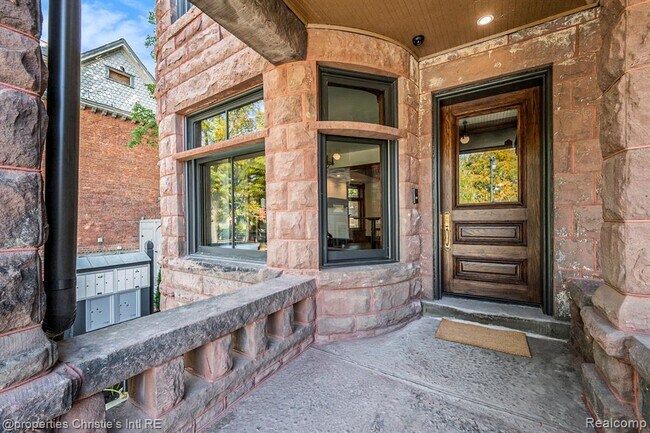 Building Photo - 701 W Canfield St