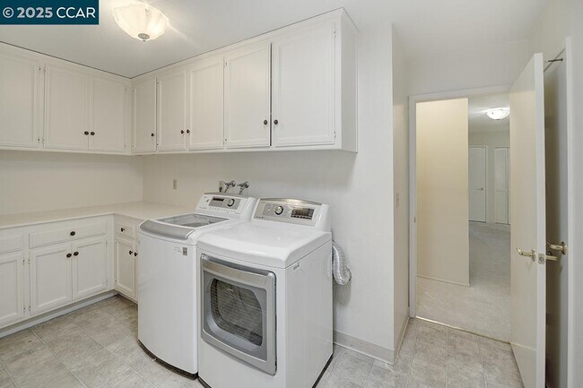 Building Photo - 3377 Rossmoor Pkwy