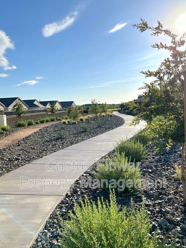 Building Photo - 2108 W Sheridan Ave