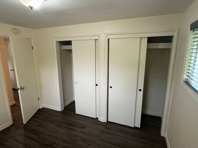 Building Photo - 2 Bedroom Off Coburg Rd.