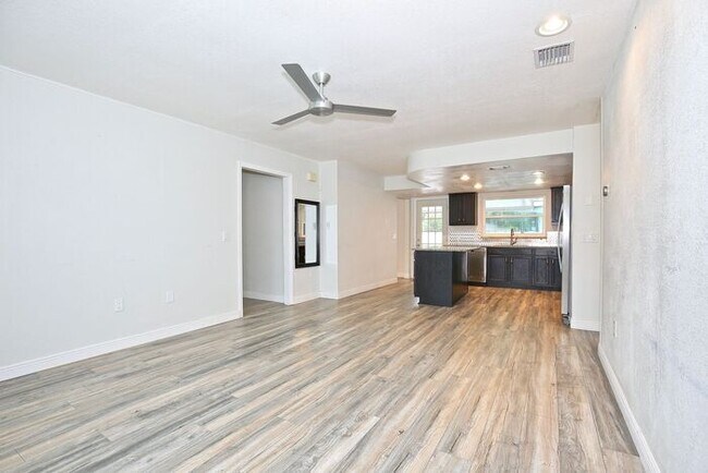 Building Photo - Gorgeous 4/2 Pool Home with a Covered Patio and a Large Fenced Backyard Located in Dr. Phillip's ...