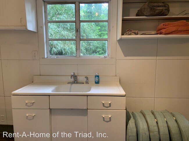 Building Photo - 2 br, 1 bath House - 2103 Dellwood Drive