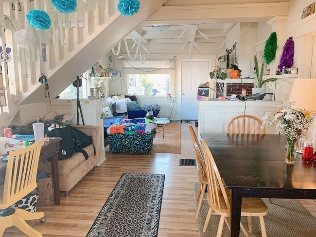 Building Photo - PRELEASING: Bay view 4 Bdrm/1.5 bath on High St!