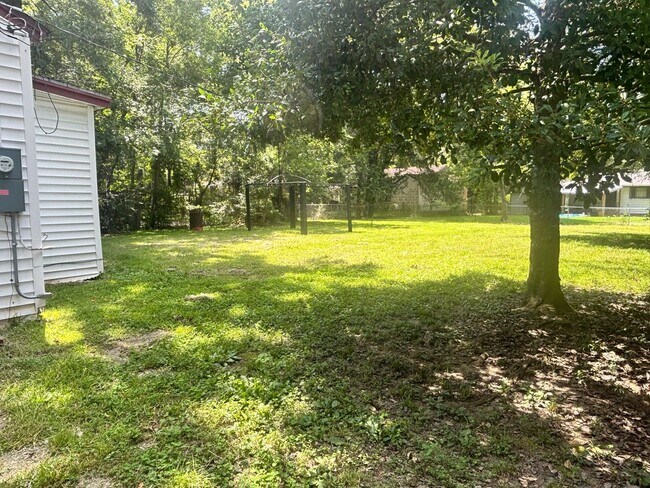 Building Photo - 235 Broadmoor Dr