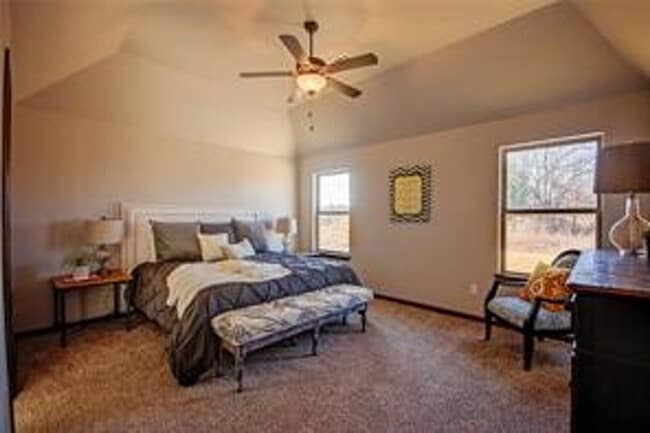 Building Photo - 3 Bed | 2 Bath | 2 Car Garage - Bungalow S...