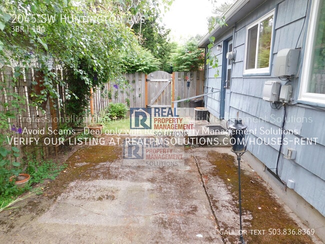 Building Photo - 2045 SW Huntington Ave