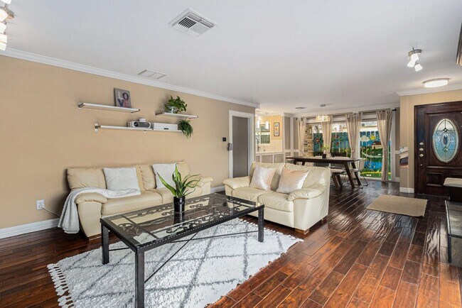 Building Photo - Updated 2-Bed, 2.5-Bath Patio Home Near Up...