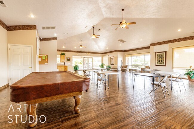 Building Photo - Stunning 3-Bedroom Home with Private Backy...