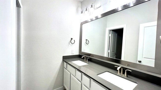 Building Photo - 212 Milas Cv