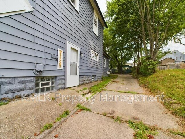 Building Photo - 187 W Long St