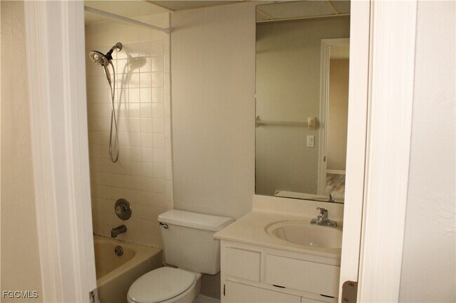 Building Photo - 630 SE 13th Ct