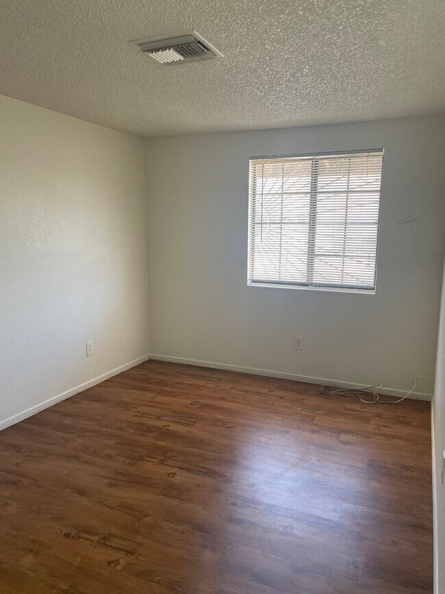 Building Photo - Lovely 4 Bedroom 2 Bath Home on Southwest ...