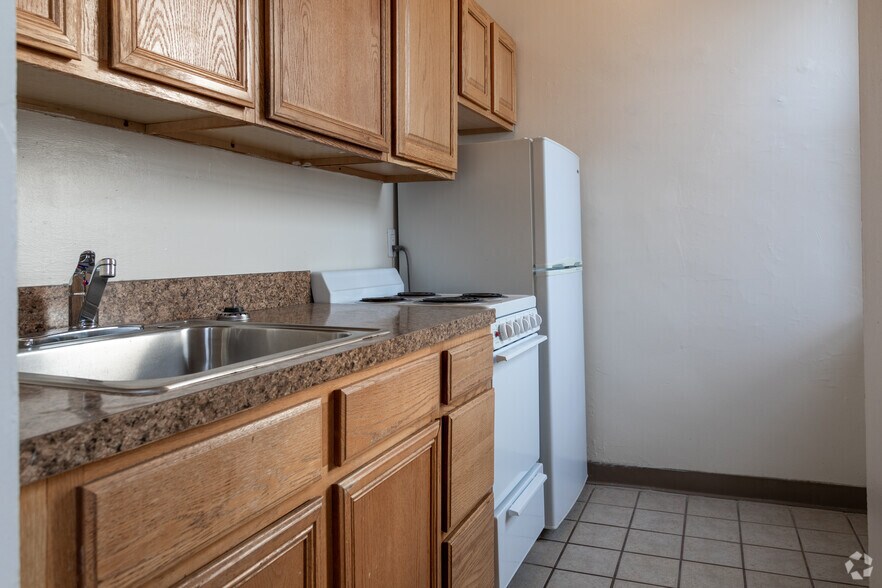 1BR, 1BA 561SF Kitchen - The Chancellor