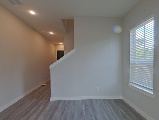 Building Photo - 9835 Willow Creek Commerce Dr