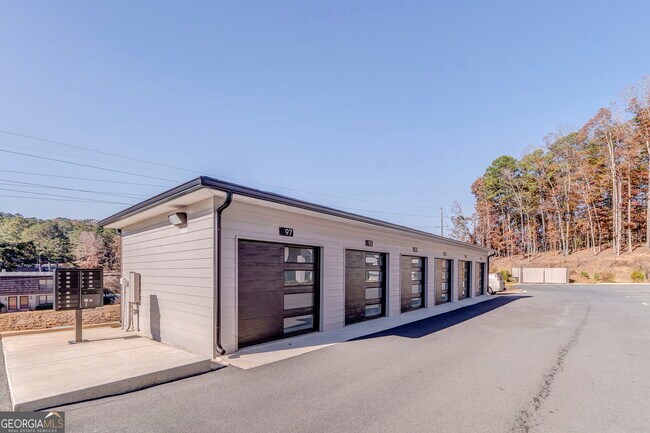 Building Photo - 109 Chateau Dr SE