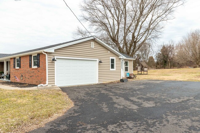 Building Photo - Renovated 3 Bedroom 2 Bathroom Rancher