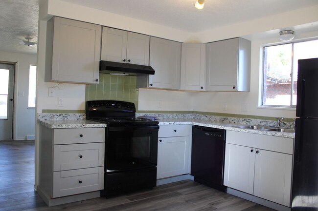 Building Photo - Wonderful Remodeled Duplex in the Heart of...