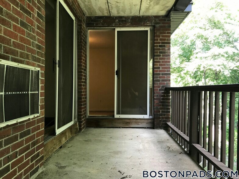 Building Photo - 144 Kenrick St