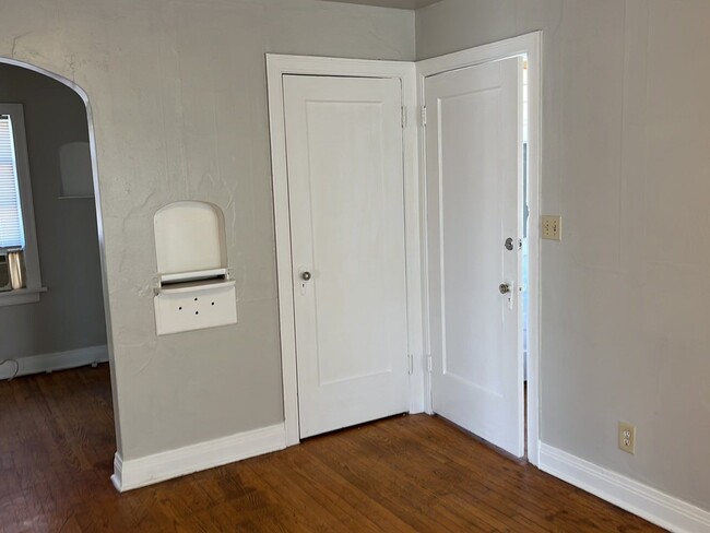 Building Photo - 1 bed 1 bath - Near Plaza District!
