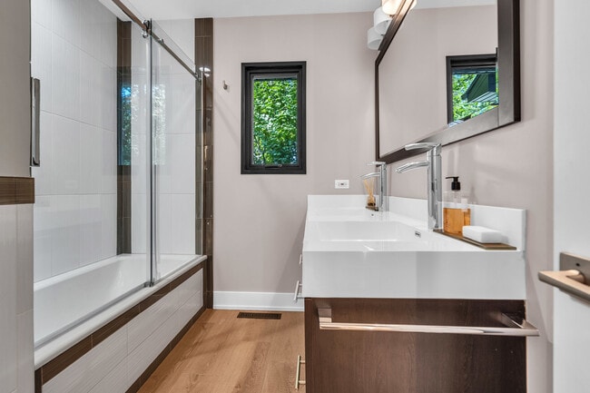 Building Photo - 623 Echo Ln