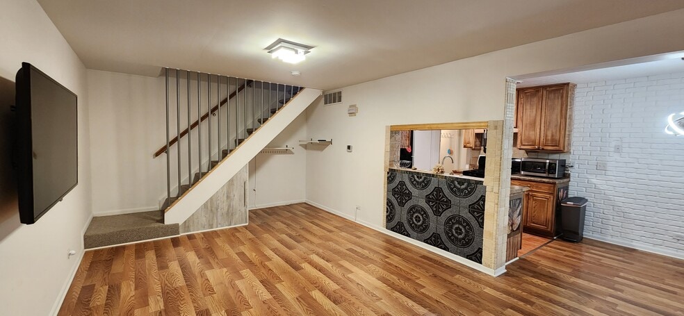 Building Photo - 319 Farmingdale Cir