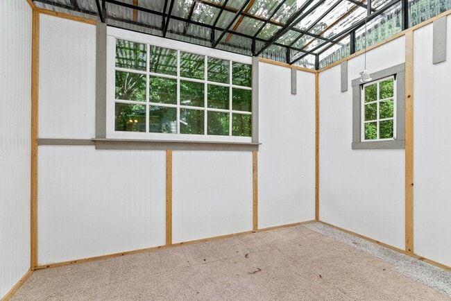Building Photo - Stunning Fully Renovated 2 Bedroom, 1 Bath...