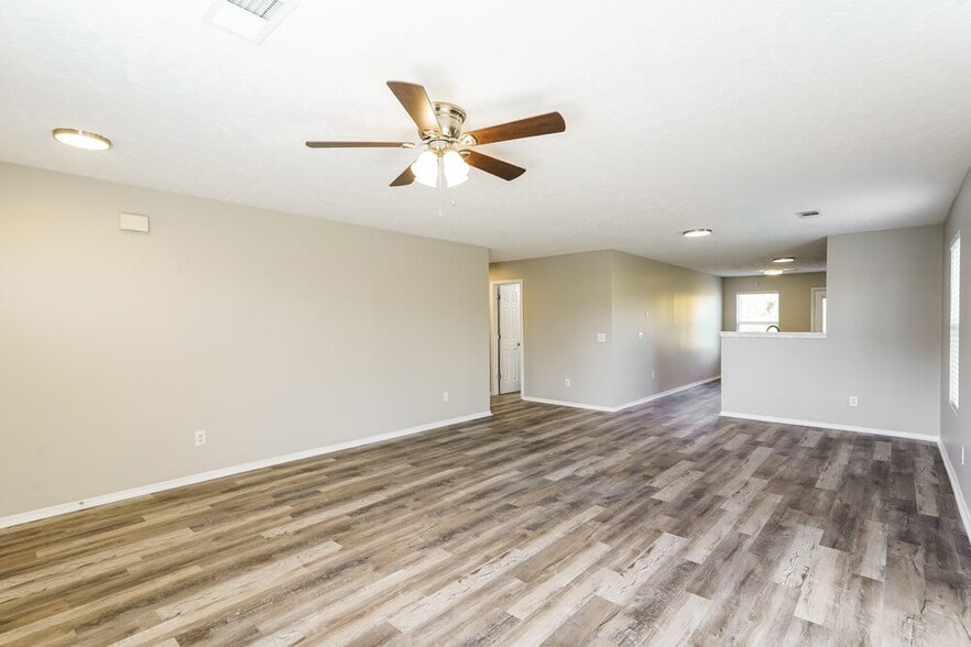 Building Photo - 2761 Sutherland Dr